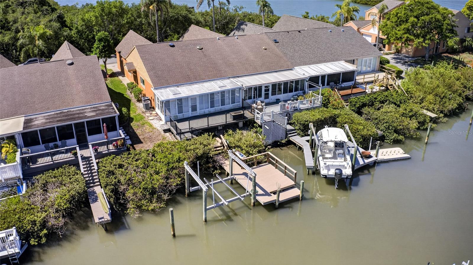 Unit has a dock and a lift.