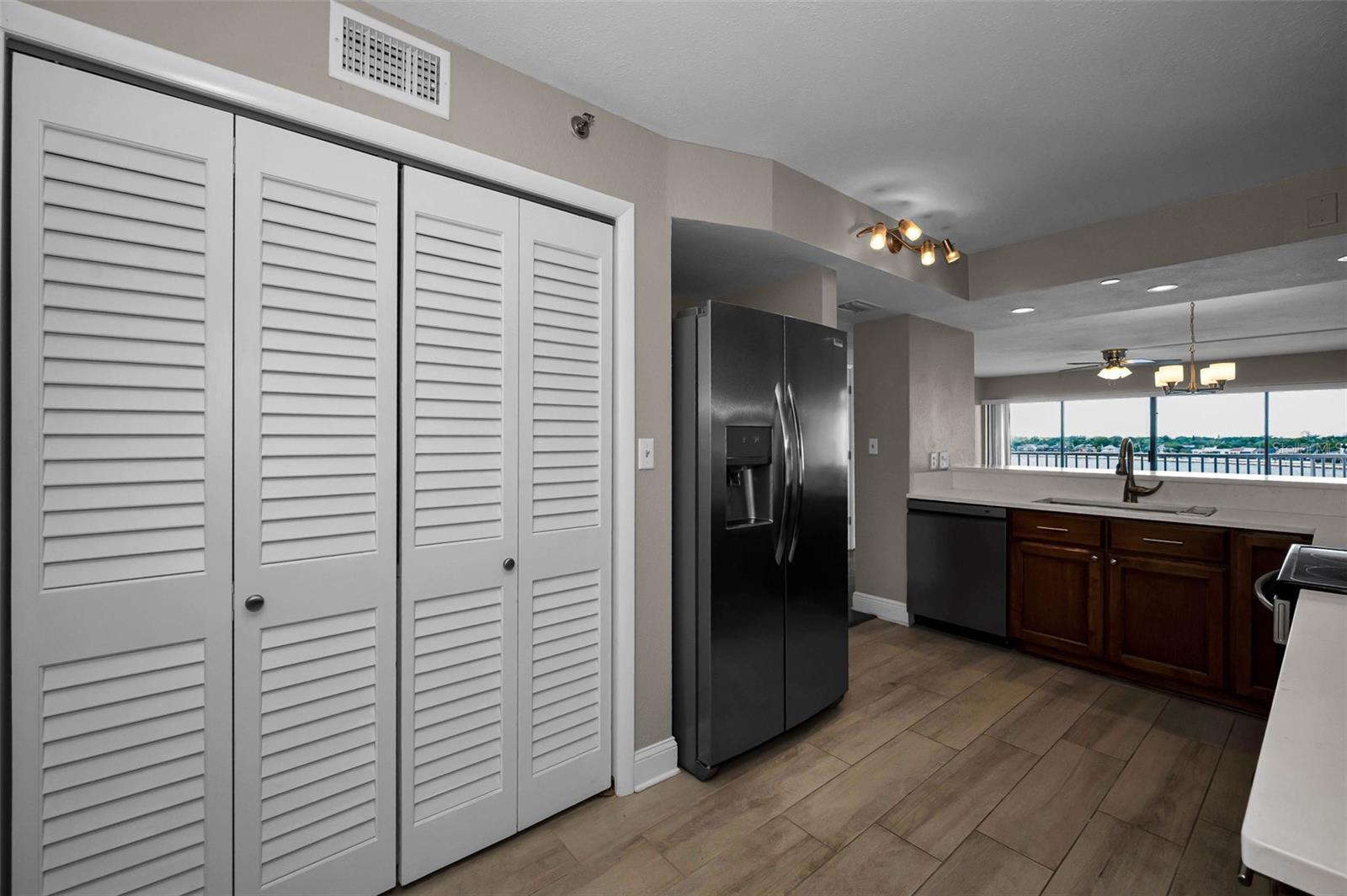 LAUNDRY CLOSET INCLUDING BOTH WASHER AND DRYER