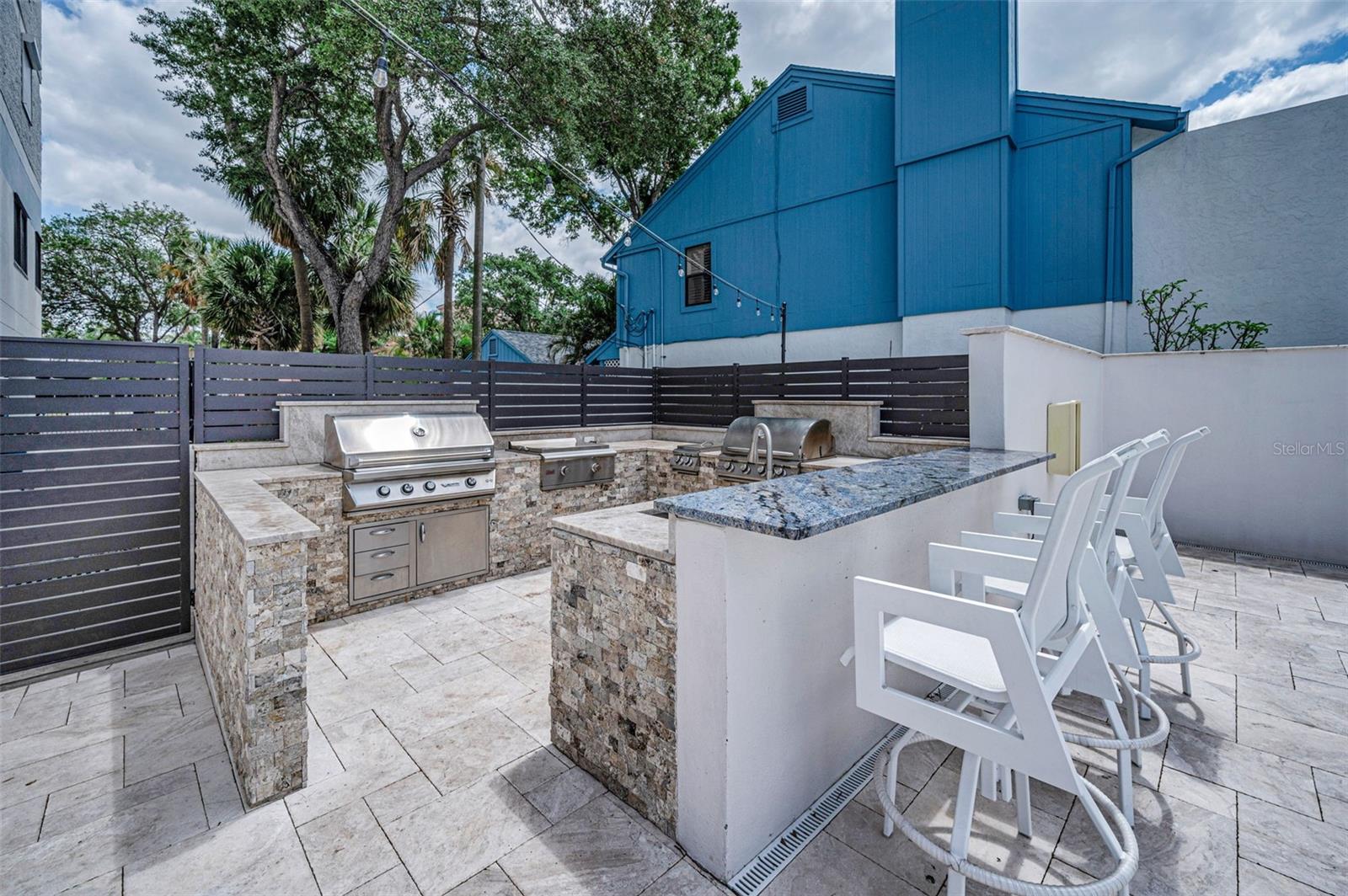 Outdoor kitchen/BBQ area