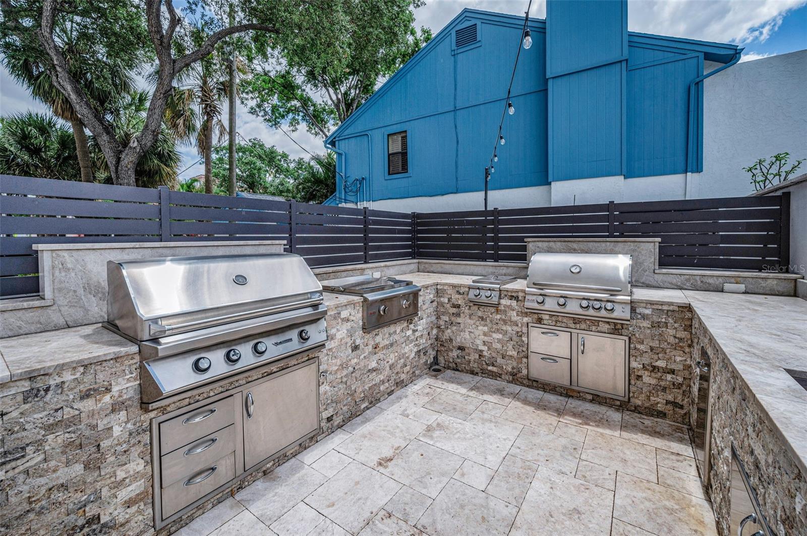 Outdoor klitchen and BBQ area for poolside entertainment