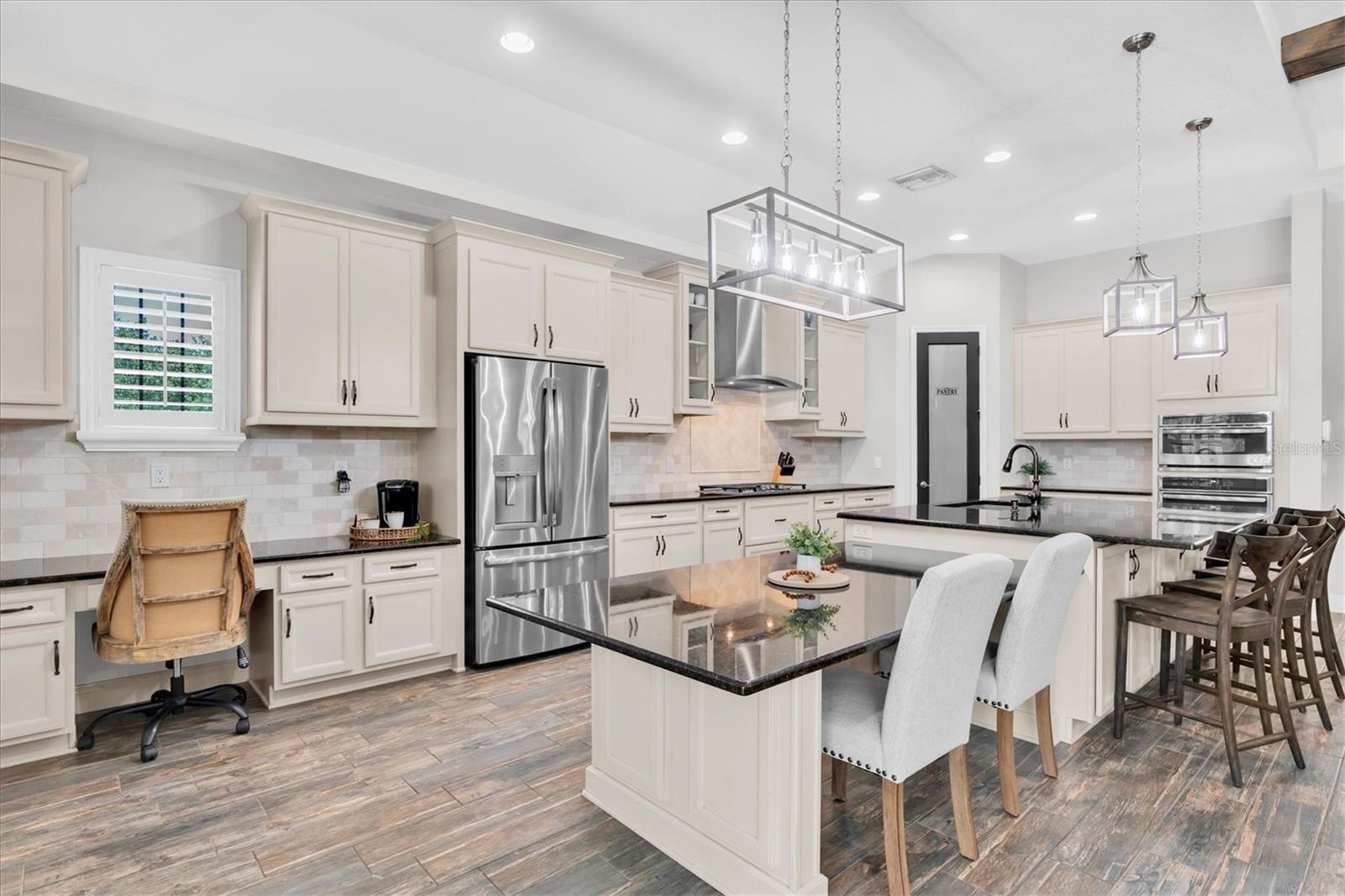 IMPRESSIVE GOURMET KITCHEN