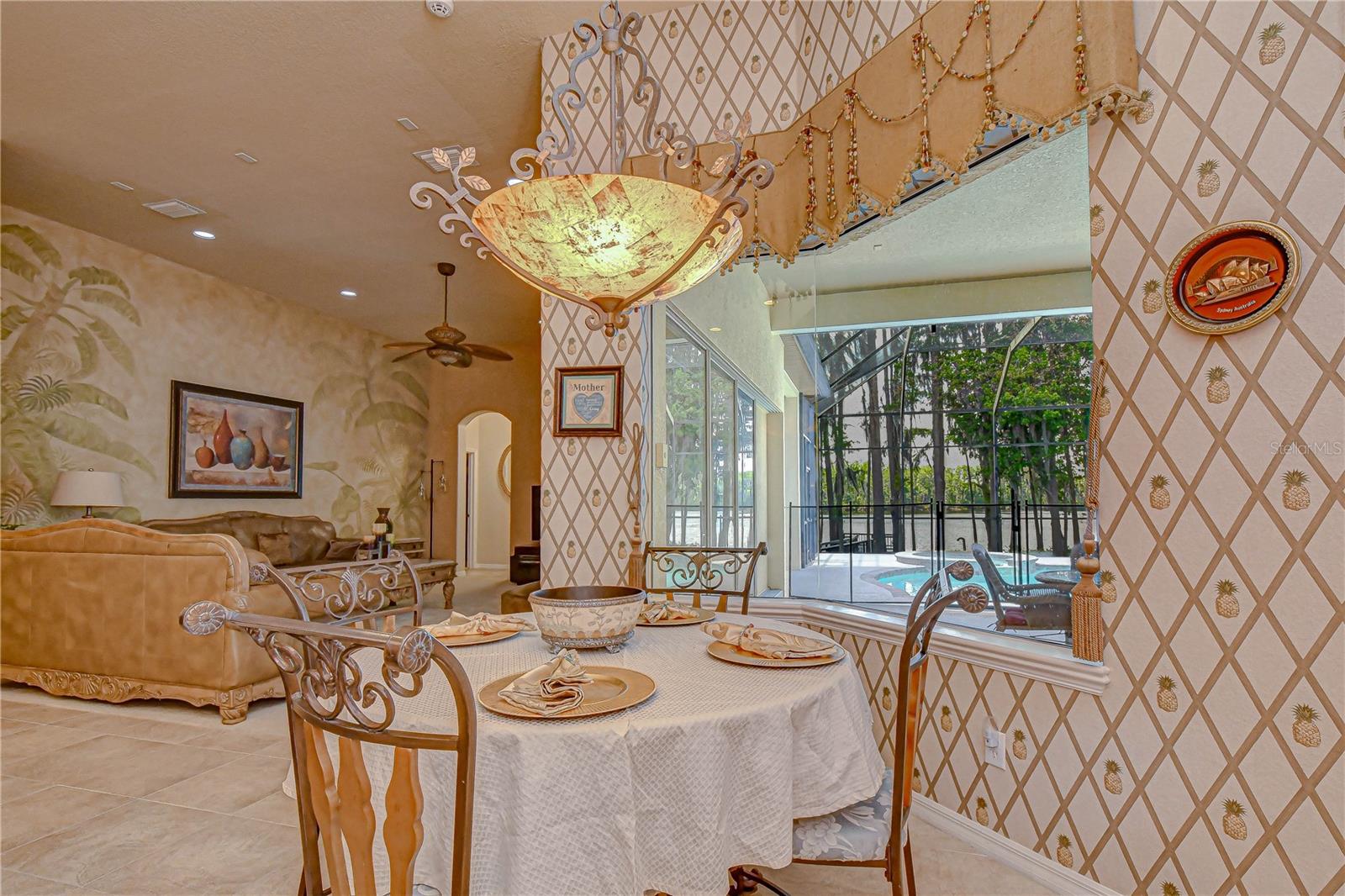 Dinette - Bay Window