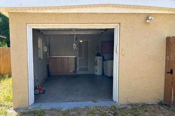 1 car garage, has AC!