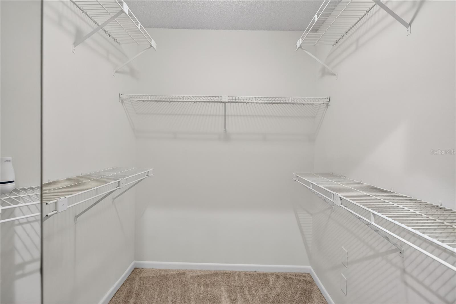 Master bedroom Huge Walk in closet
