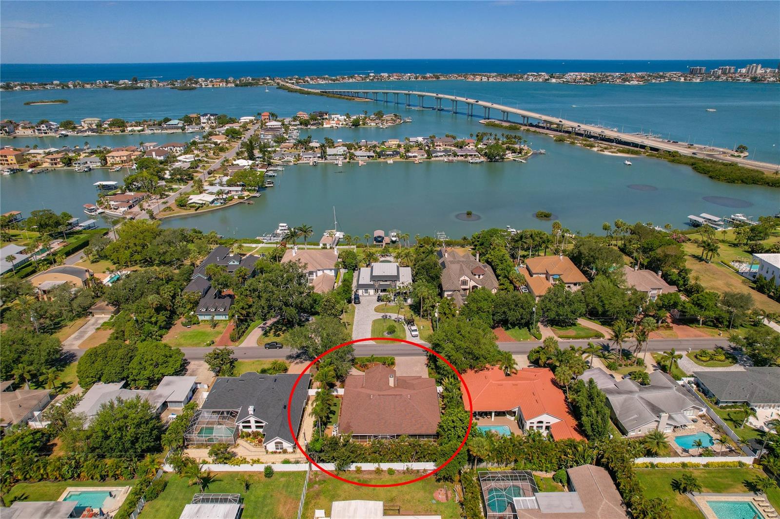 HARBOR BLUFFS COMMUNITY IS MINUTES TO THE BEAUTIFUL BEACHES.  WONDERFUL RESTAURANTS, SHOPPING, BANKING AND RETAIL STORES ARE A WALKING DISTANCE AWAY.
