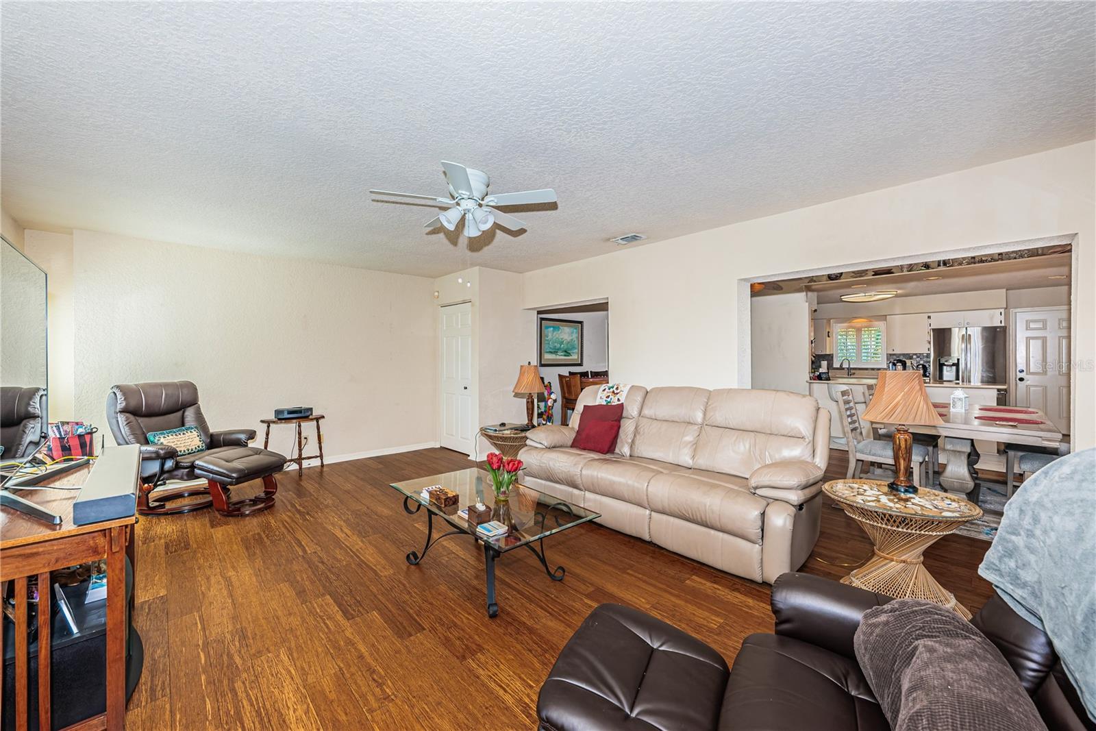 Very open & perfect for entertaining.