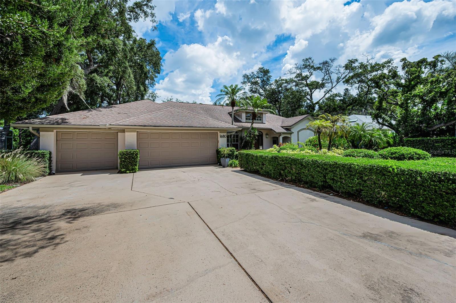 Front Exterior/Driveway