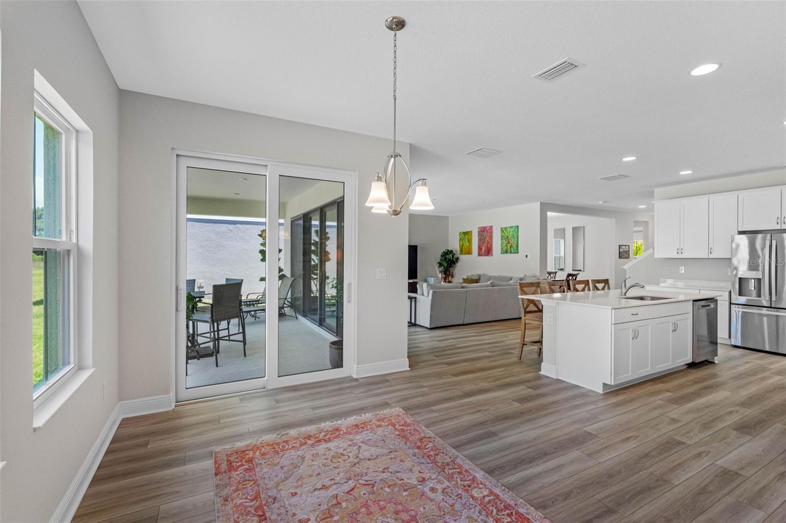 Bright and inviting eat-in kitchen space