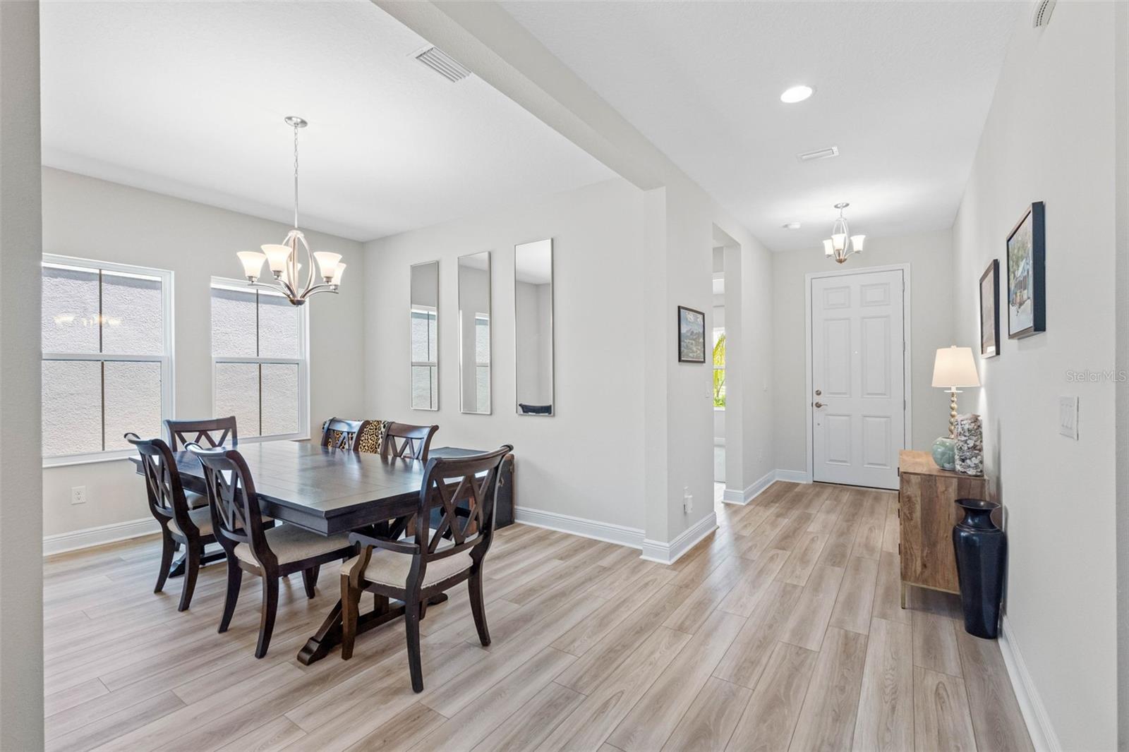 Cozy, light and bright dining room