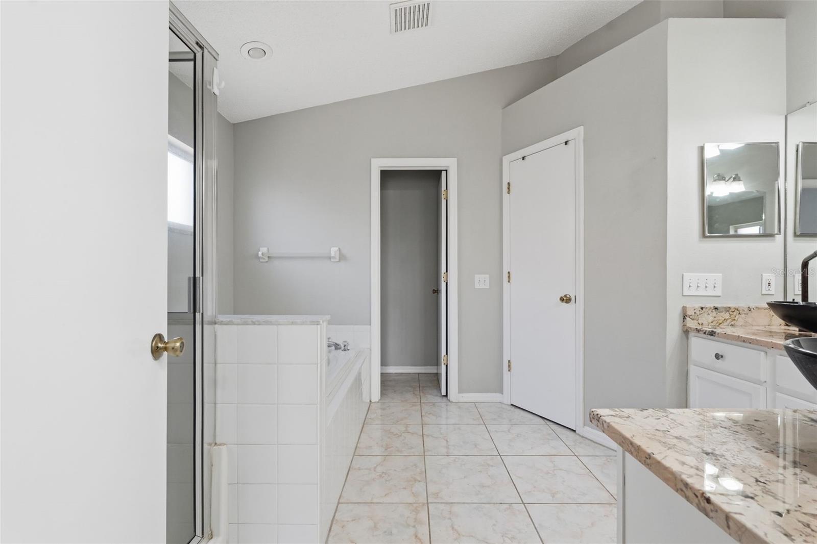 Primary en suite bath