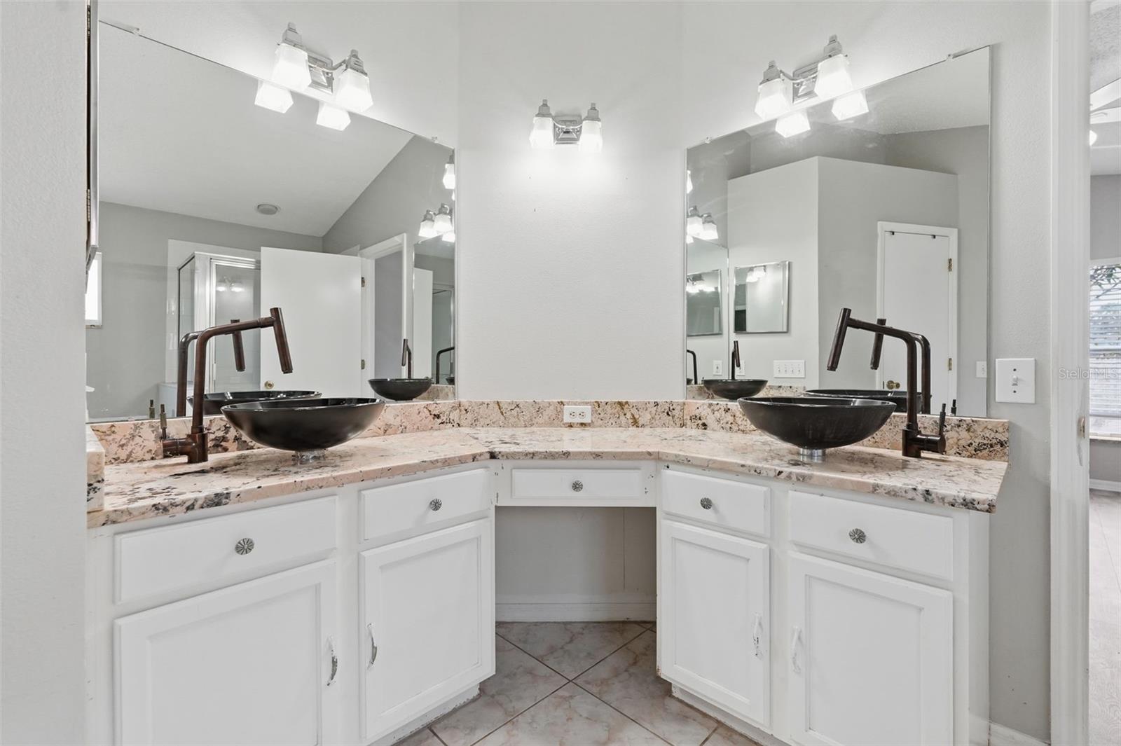 Primary en suite bath