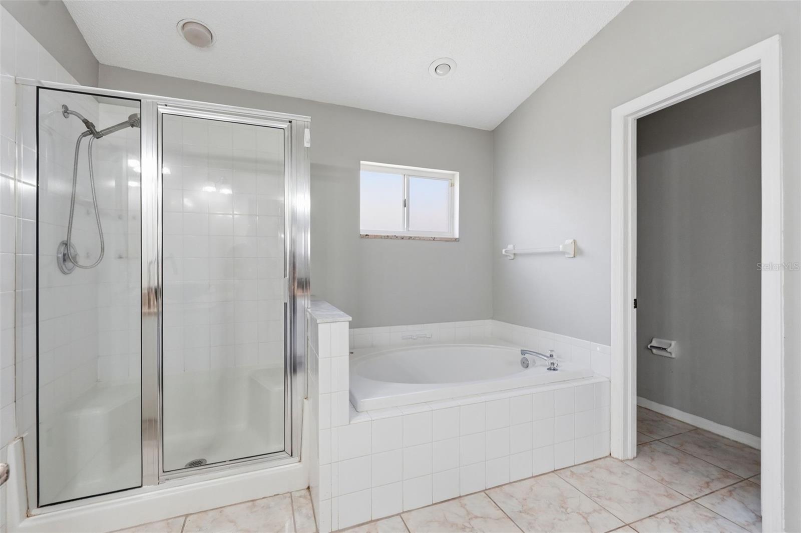 Primary en suite bath