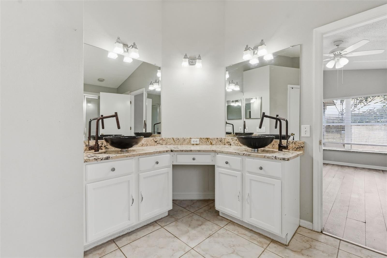 Primary en suite bath