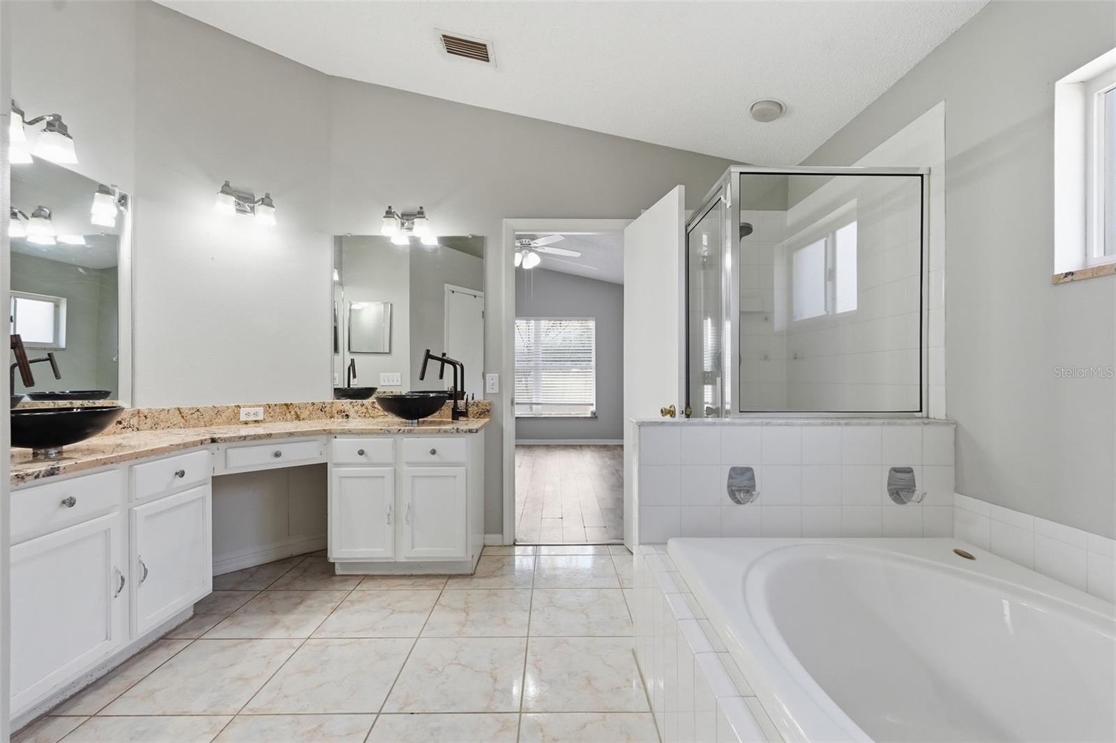 Primary en suite bath