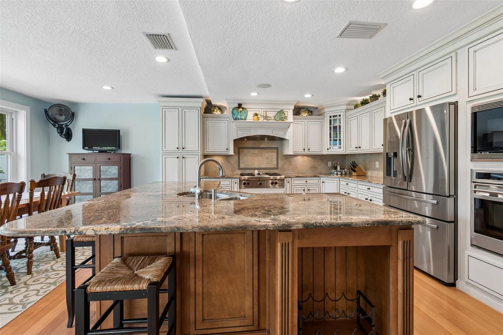Gorgeous Island w/Granite Counter