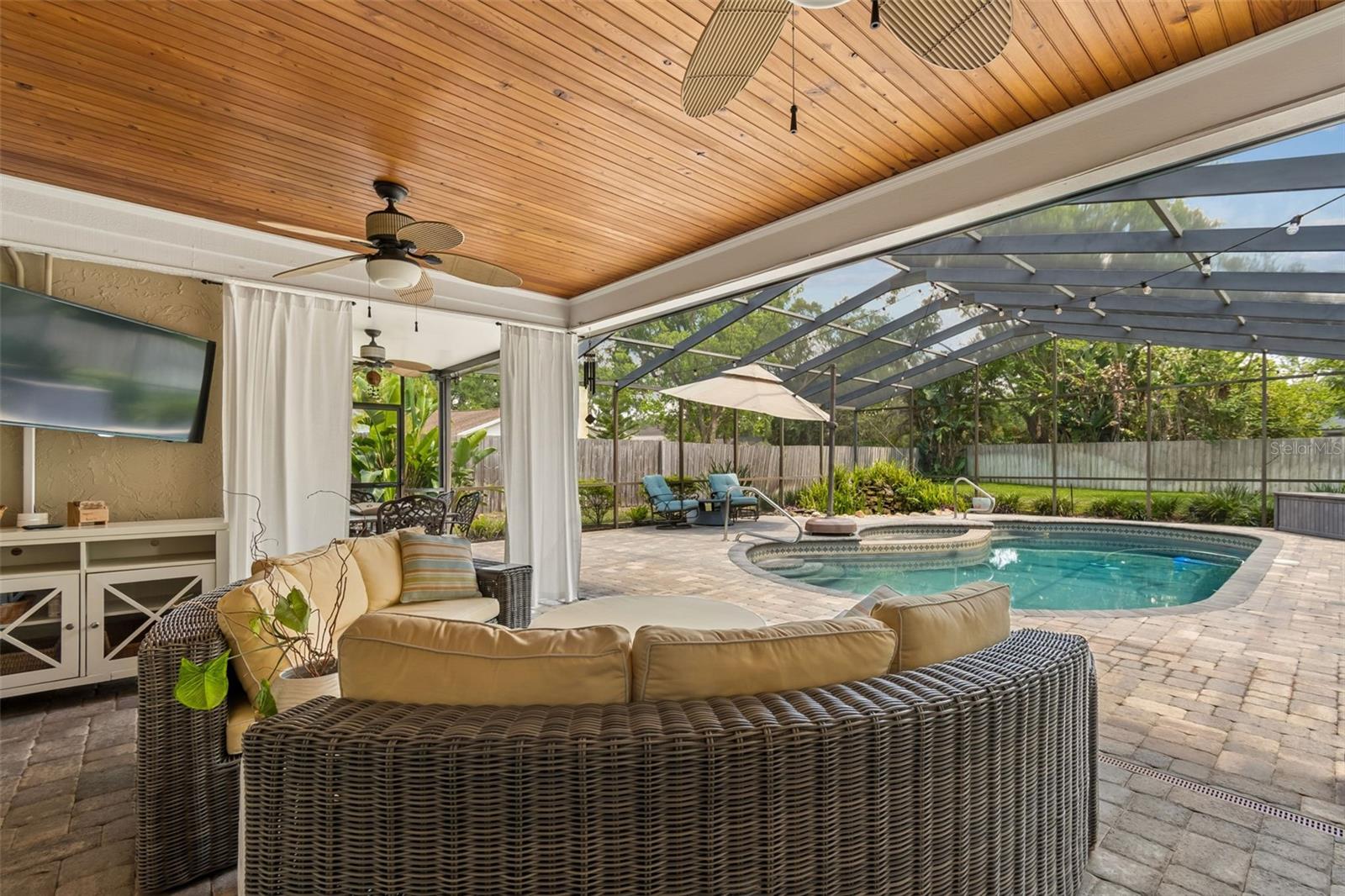 HUGE Covered Lanai