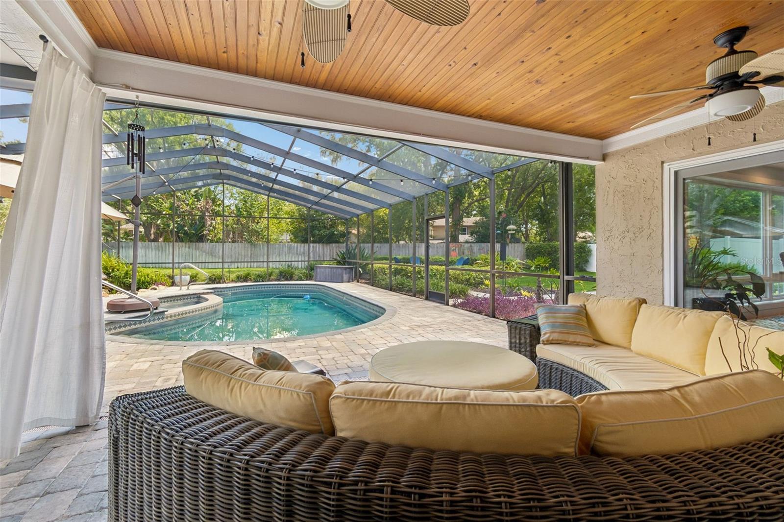 HUGE Covered Lanai