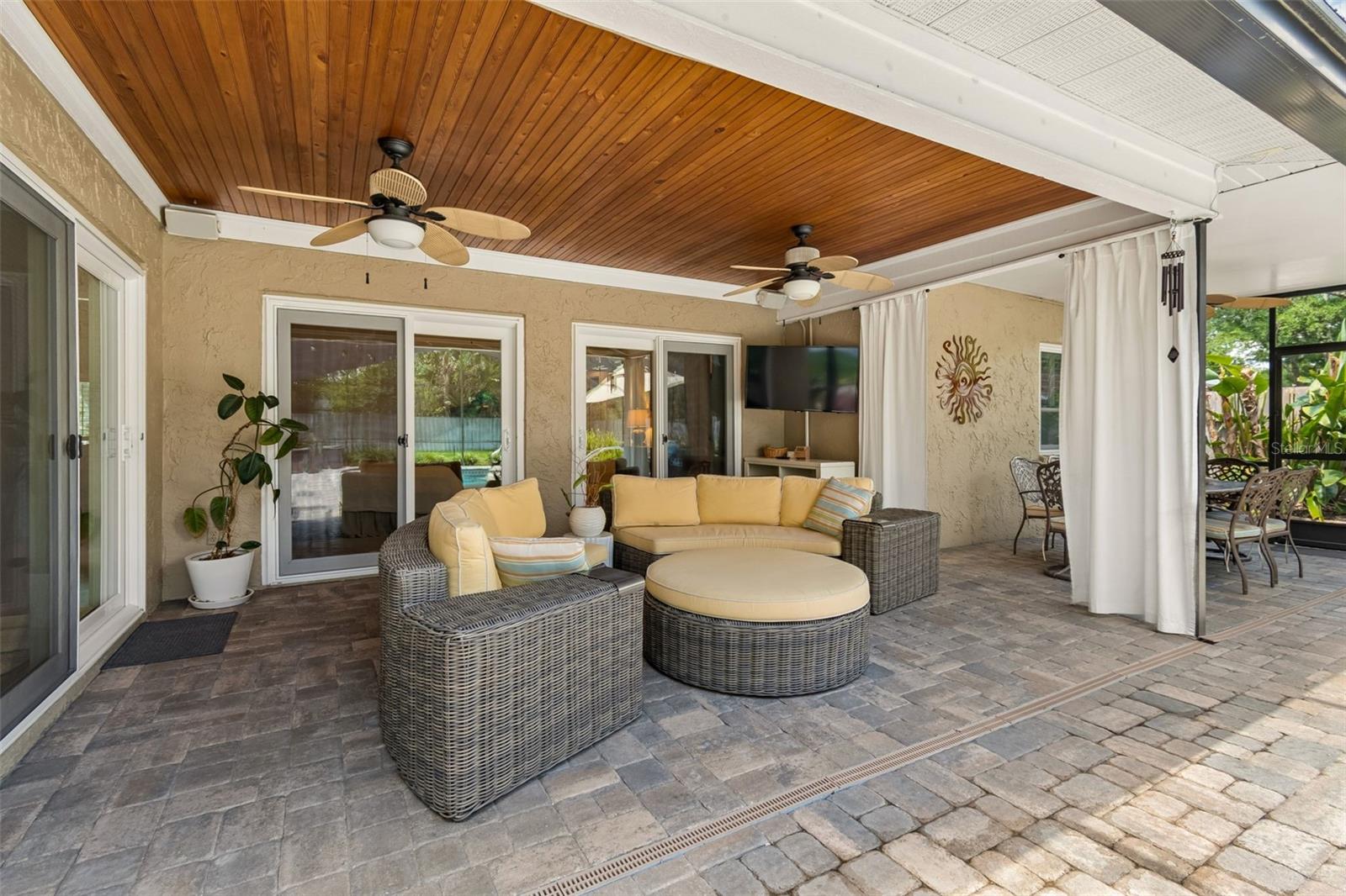 HUGE Covered Lanai