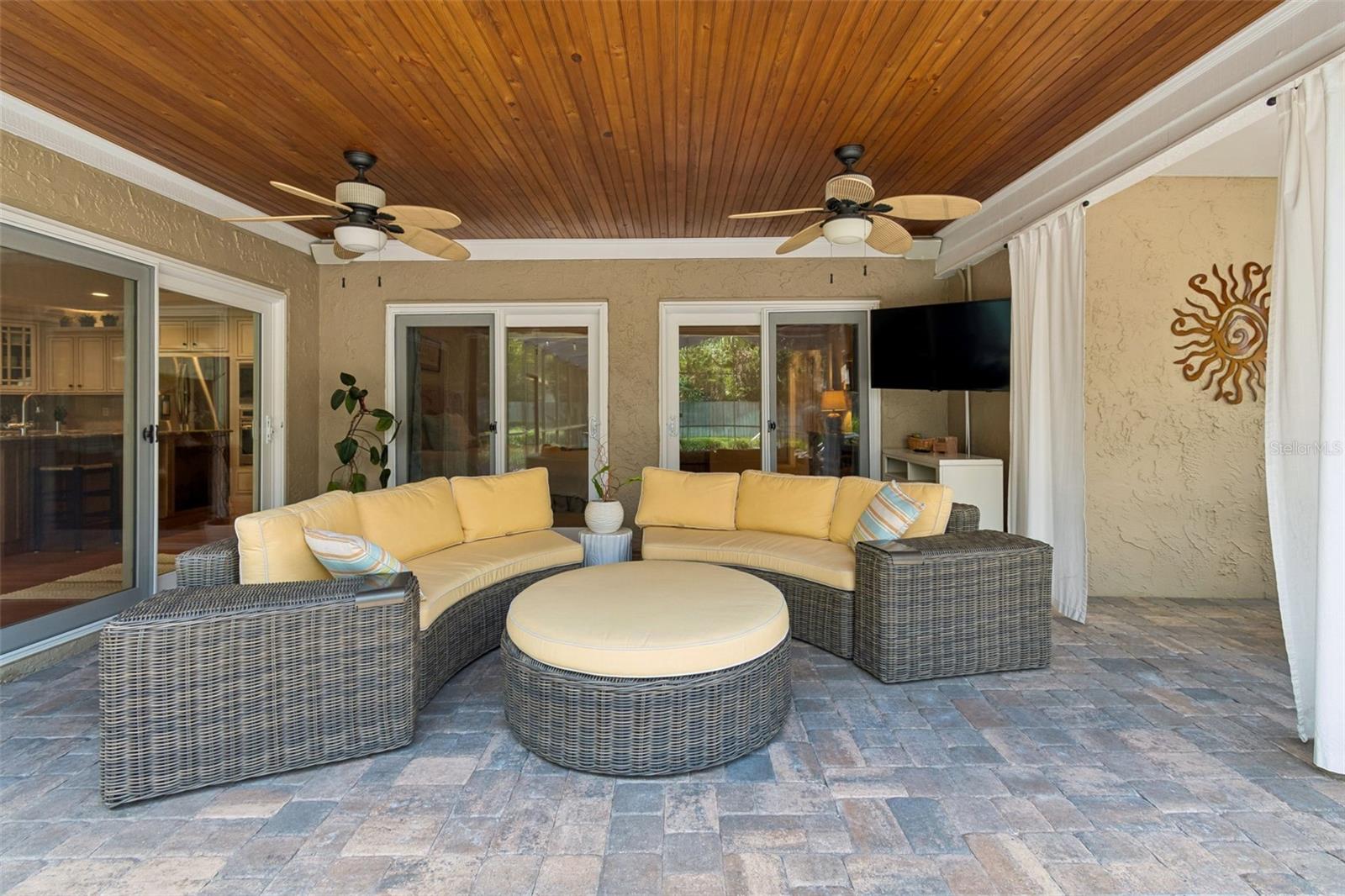 HUGE Covered Lanai