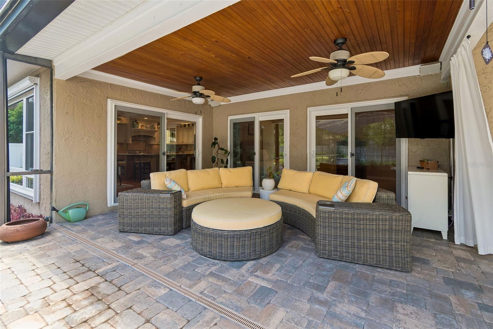 HUGE Covered Lanai