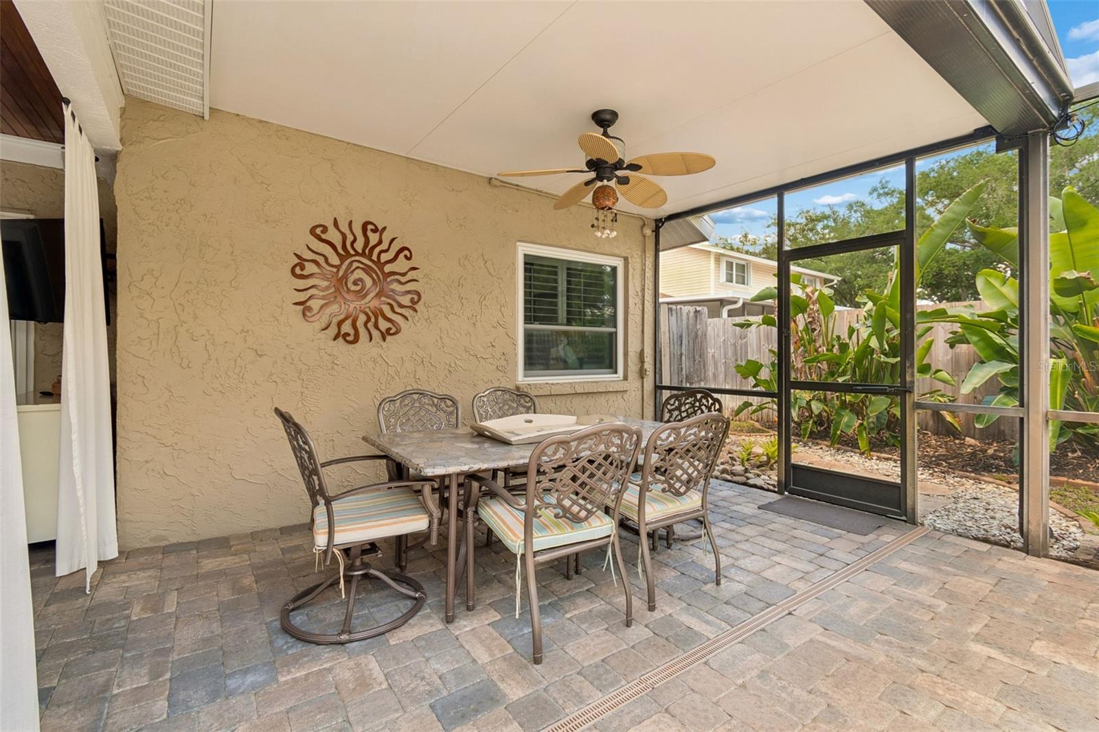 HUGE Covered Lanai