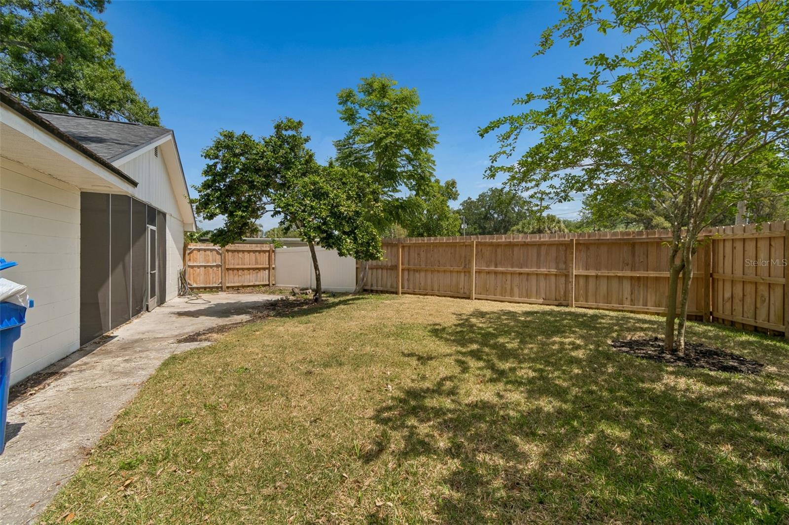 Separate fully fenced side yard