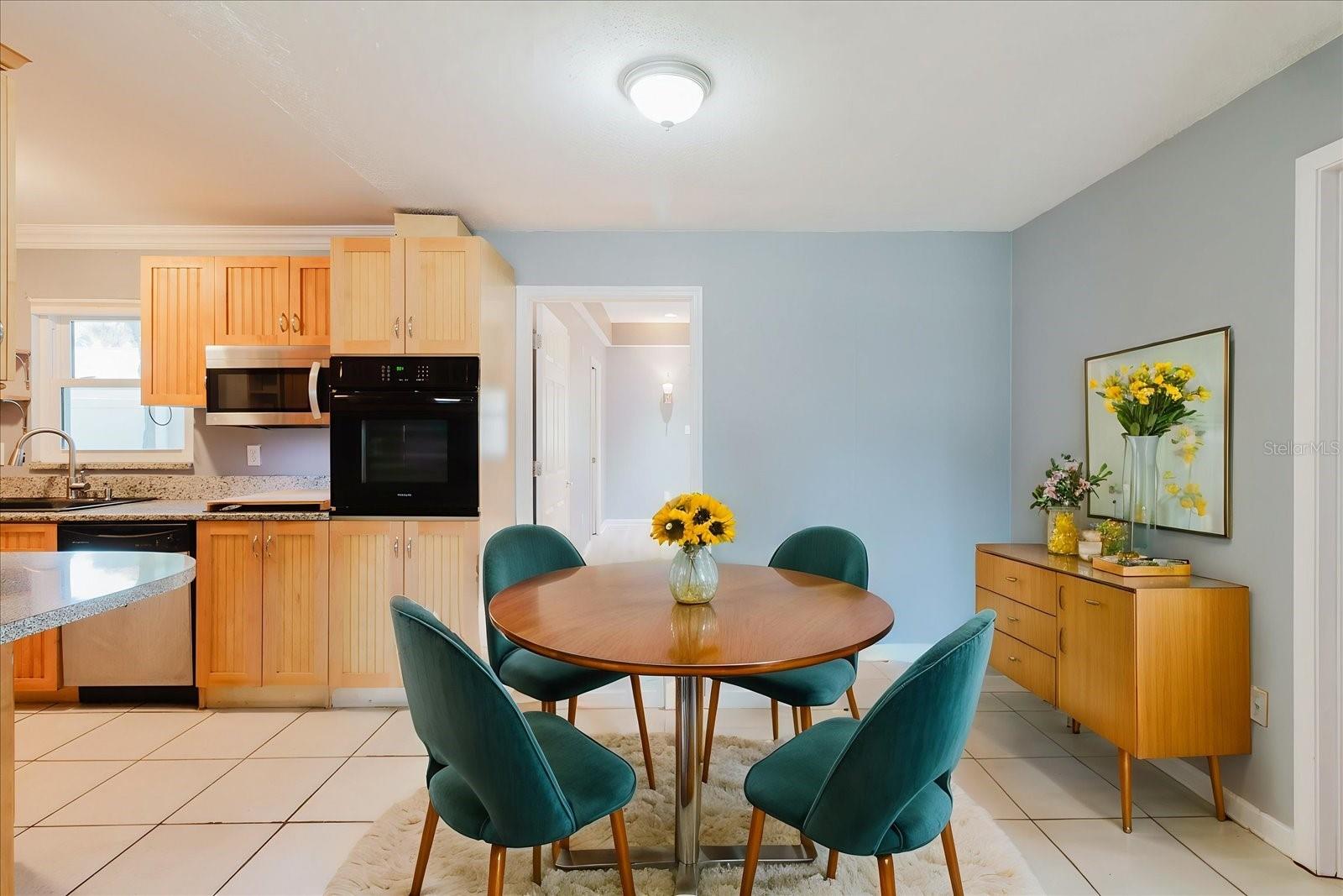 Dining area - virtual staging