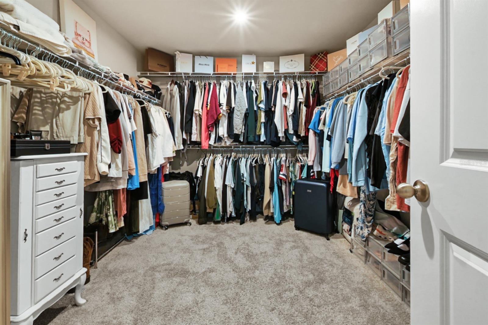 Master bedroom Spacious Walk In Closet