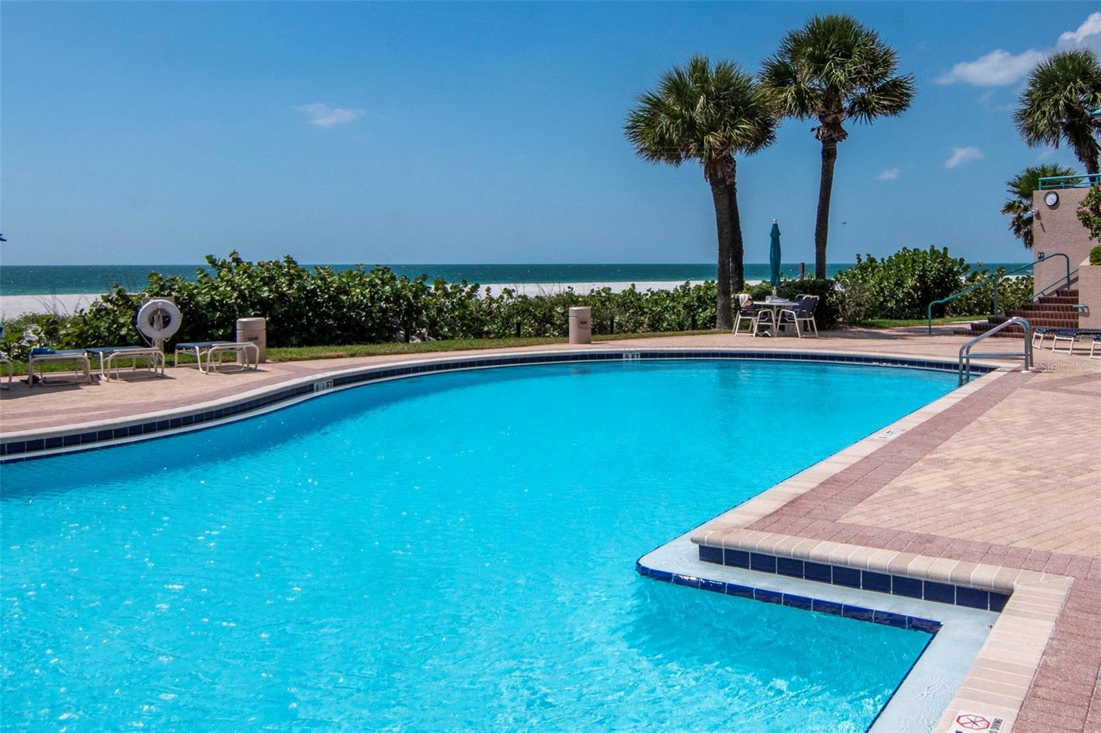 Large community pool for Ultimar 3 and multiple jacuzzis