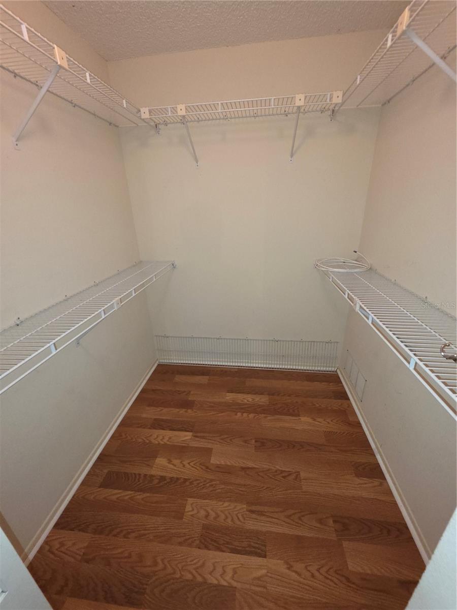 WALK IN CLOSET