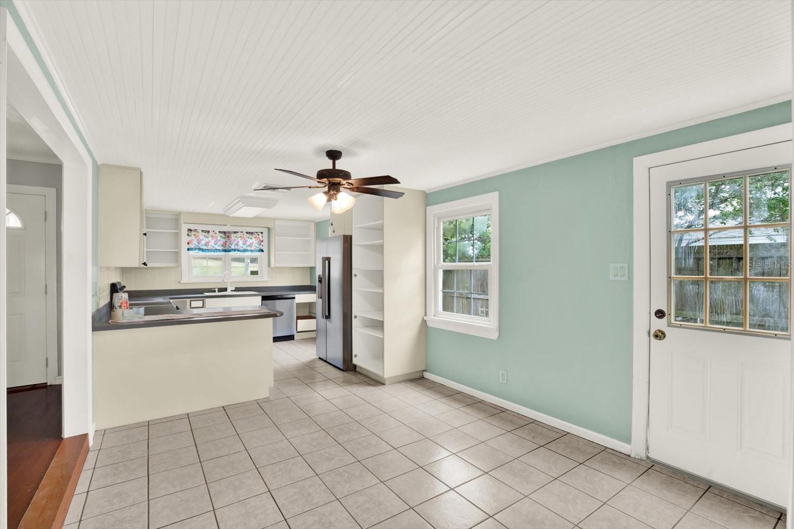Large Kitchen Ready for your style!