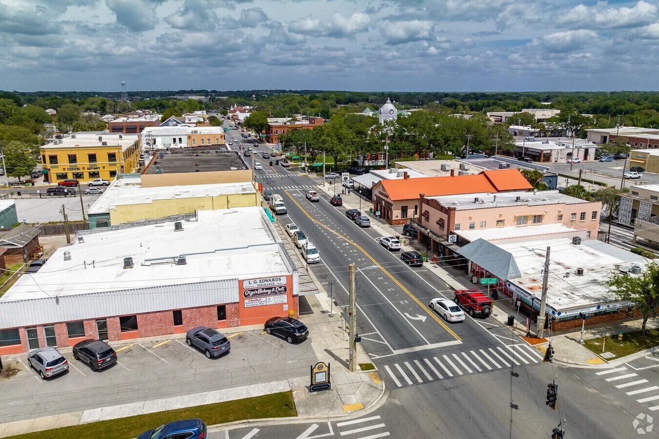 Downtown Dade City 1 Mile away!