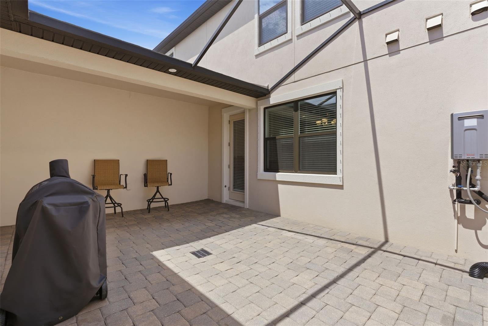 Screened in Patio W/ electric water heater