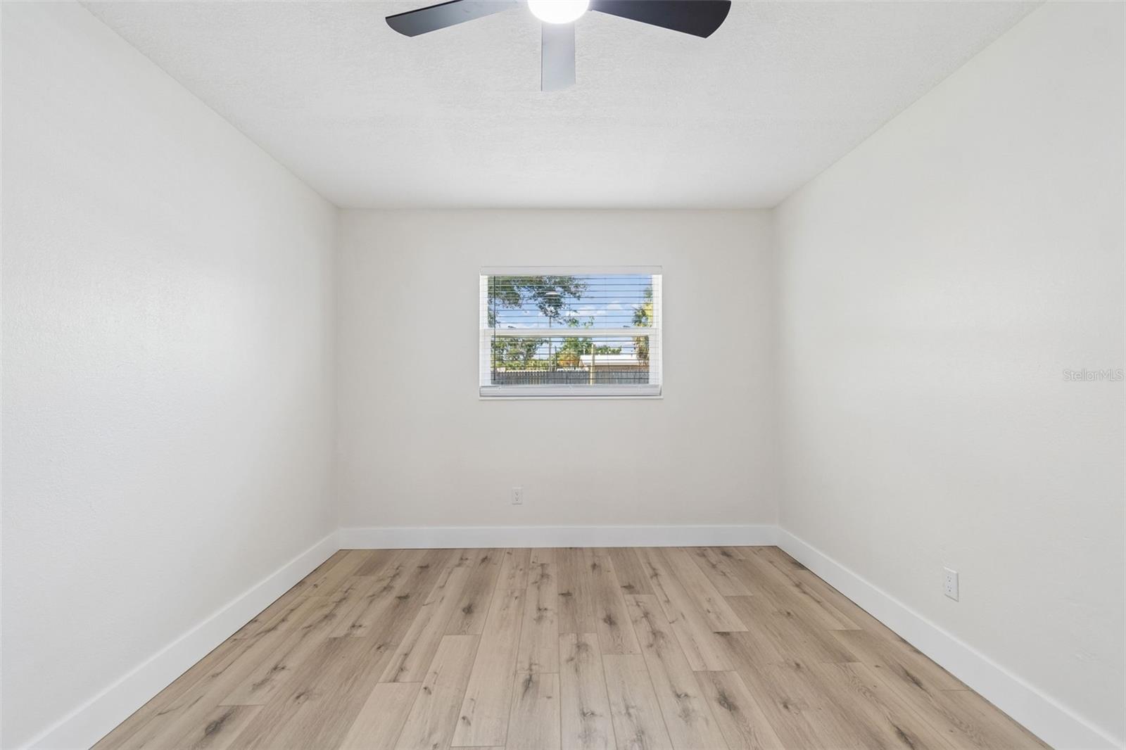Secondary bedroom.