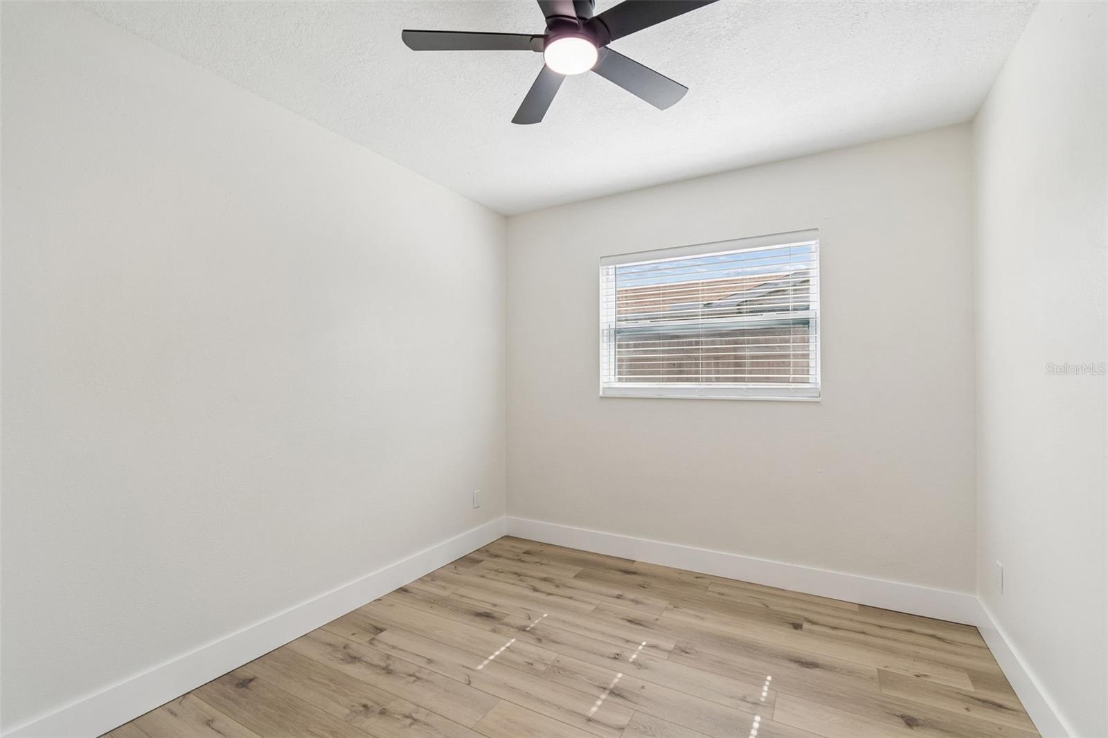 Secondary bedroom.