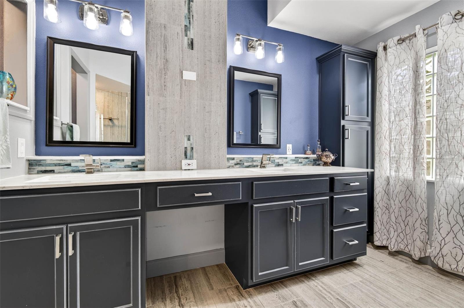 Vanity w/dressing table & drawers