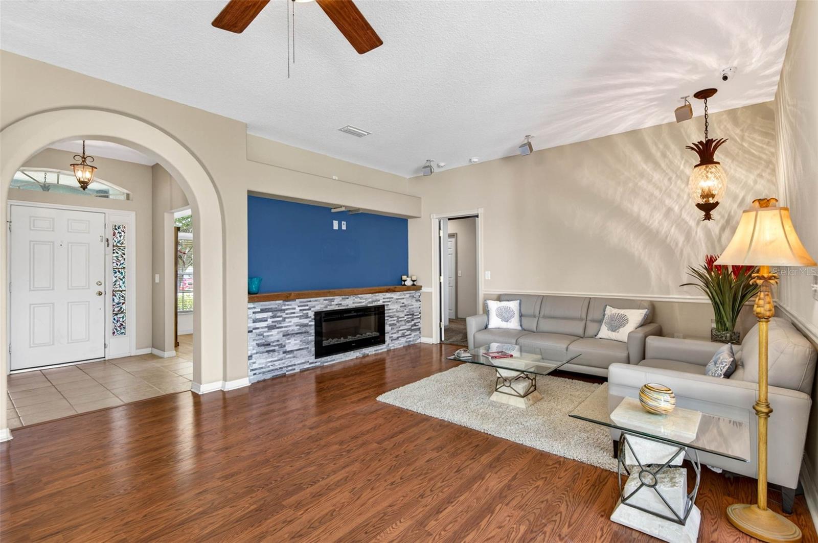 space above fireplace can accommodate 52-55" TV
