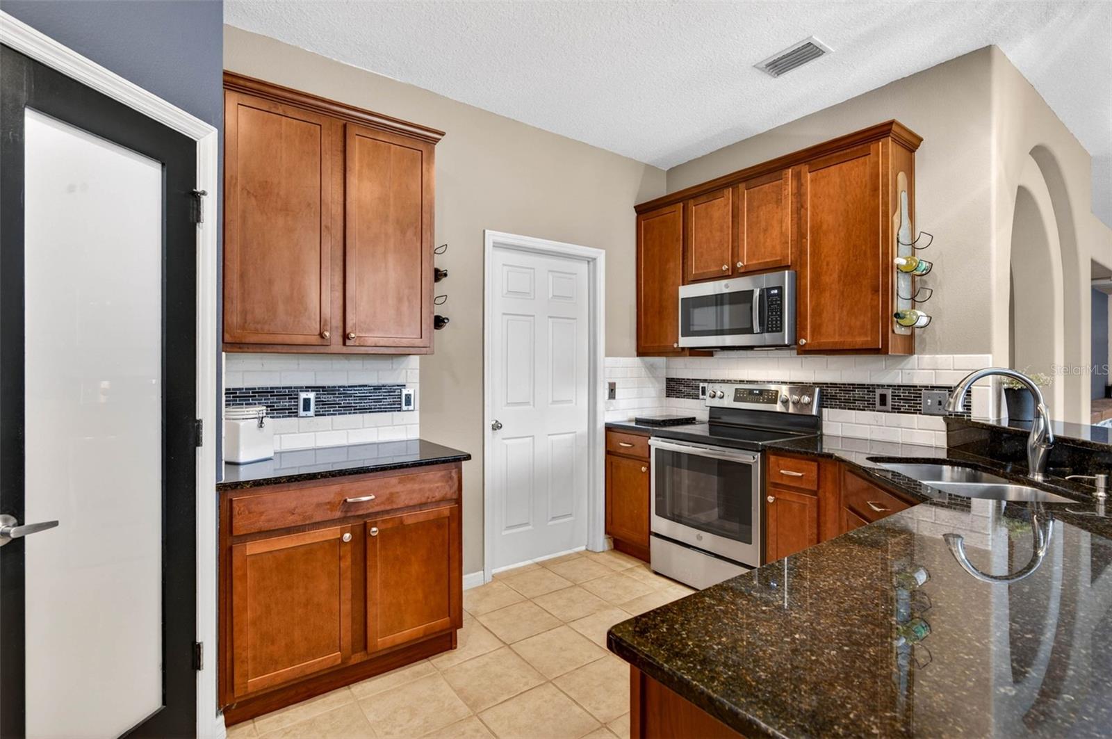 kitchen-granite, SS appliances & frosted pantry door