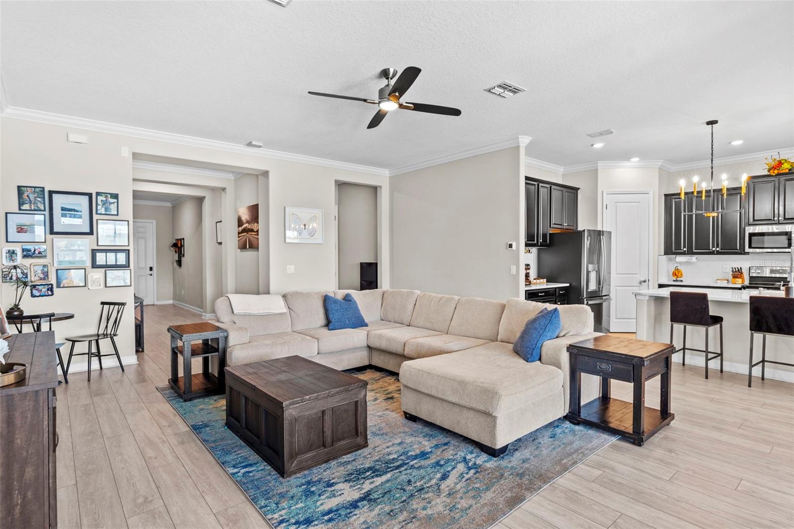 CENTER ISLE BAR FOR GUESTS
