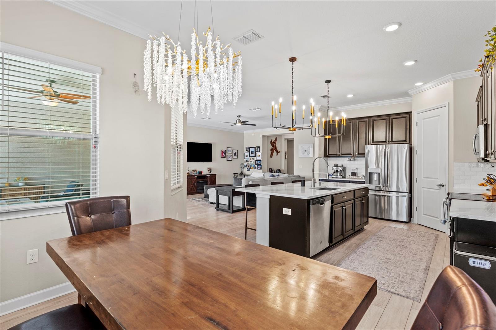 VIEW OF THE ENTIRE ENTERTAINING AREA