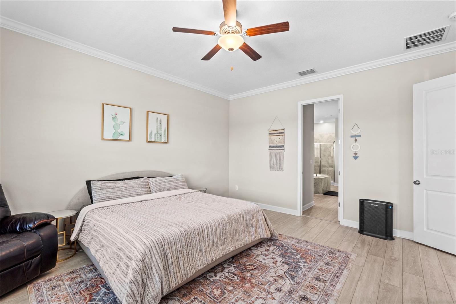 LARGE PRIMARY SUITE