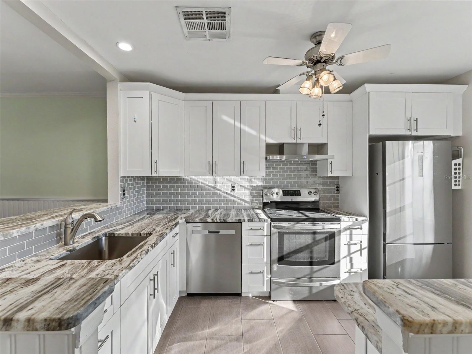 Beautiful kitchen w/ plenty of cabinet space