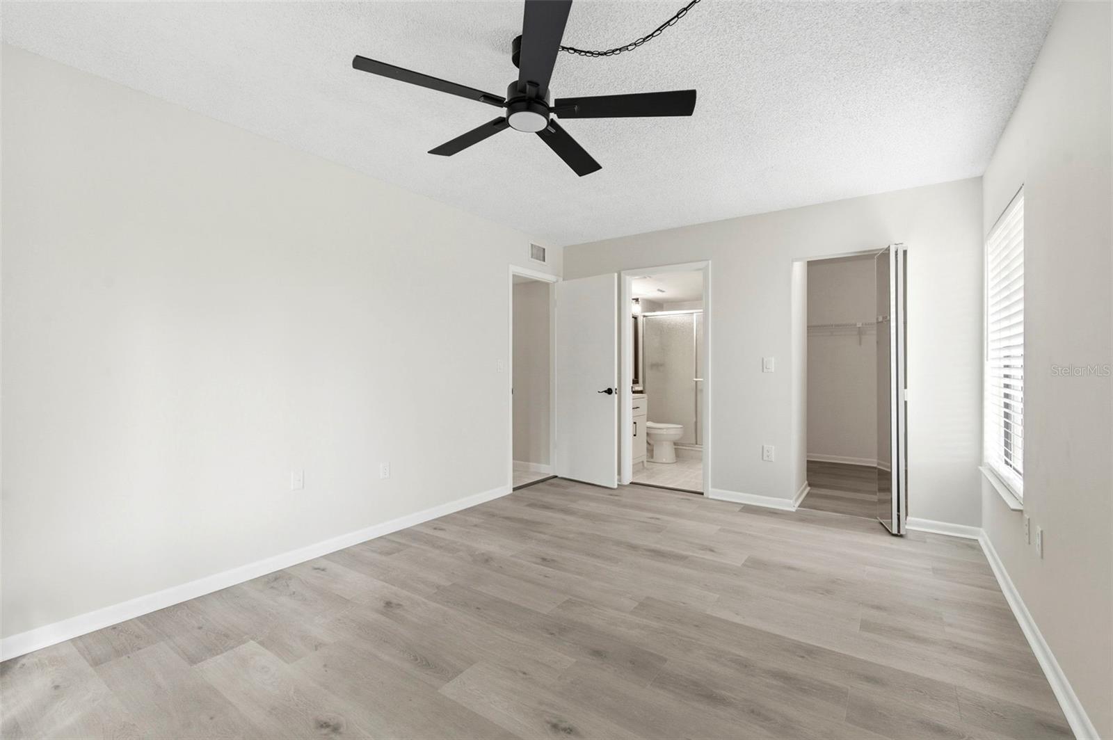 Primary Bedroom with En-Suite & Walk-in Closet
