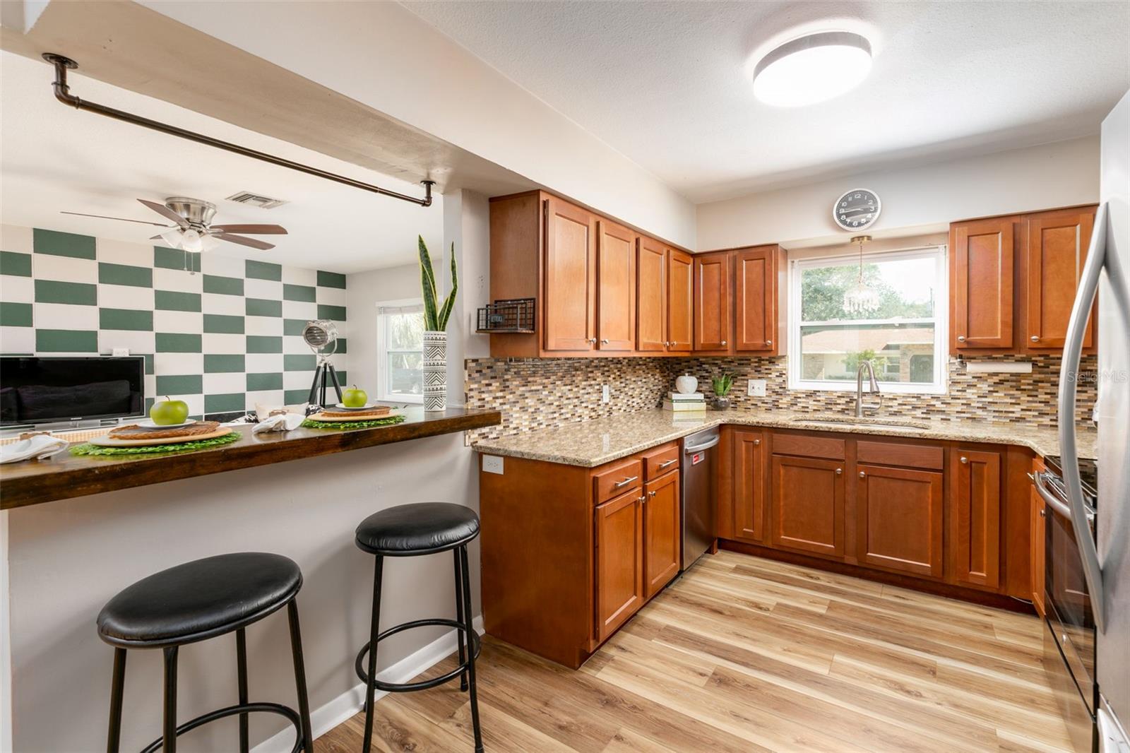 Kitchen and Breakfast Bar