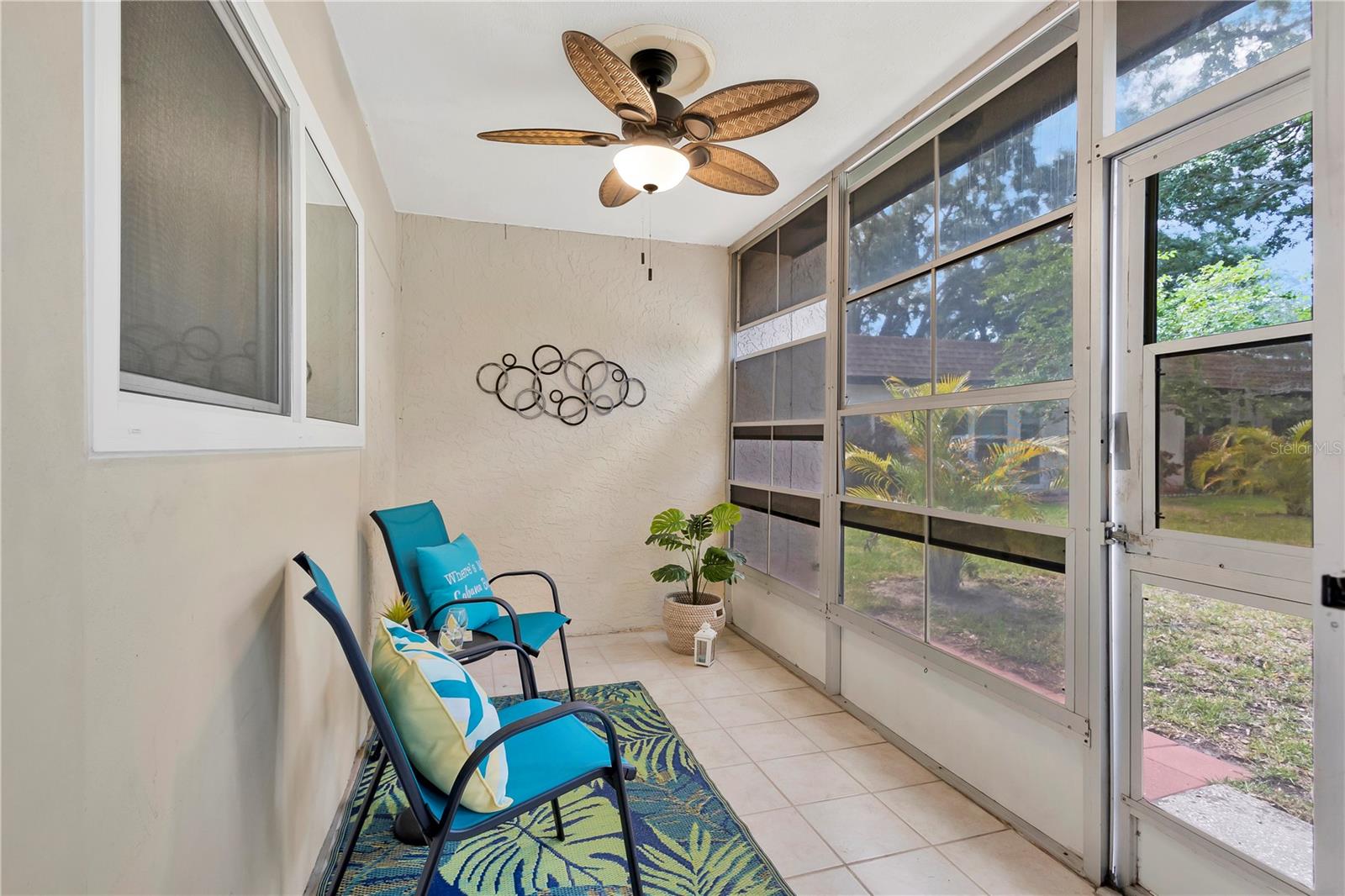 Enjoy morning coffee or an evening drink on your lanai