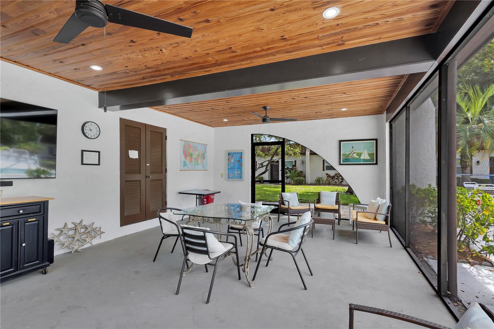 Clubhouse to socialize with other residents and watch TV, play cards, or games.
