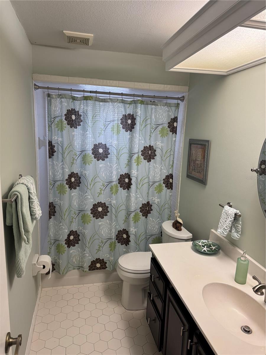 Hall Bath tucked in between two bedrooms