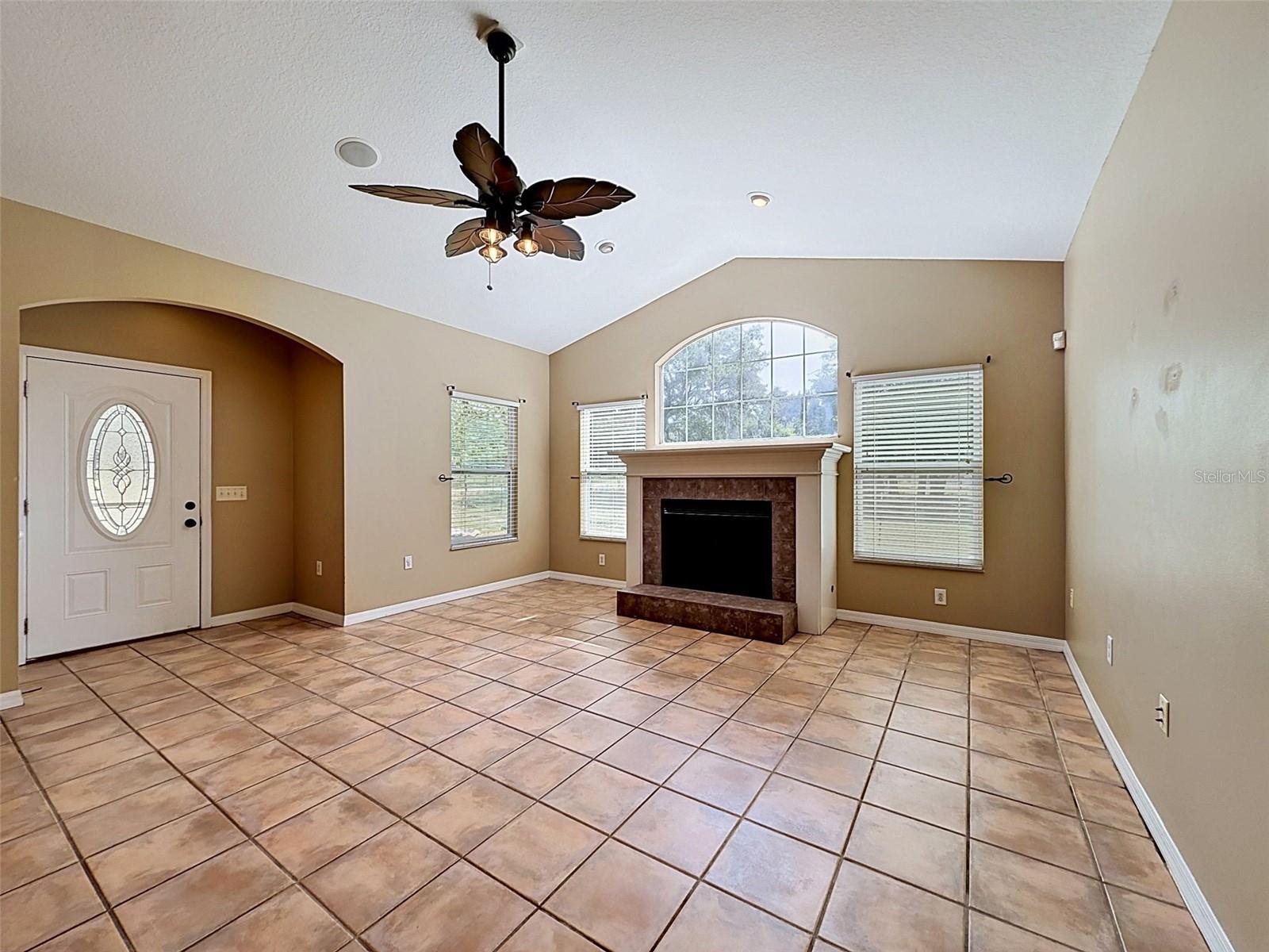 Great Room w/gas fireplace