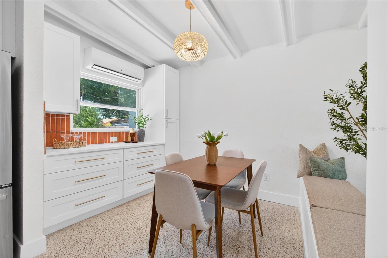 Dining/Breakfast Nook