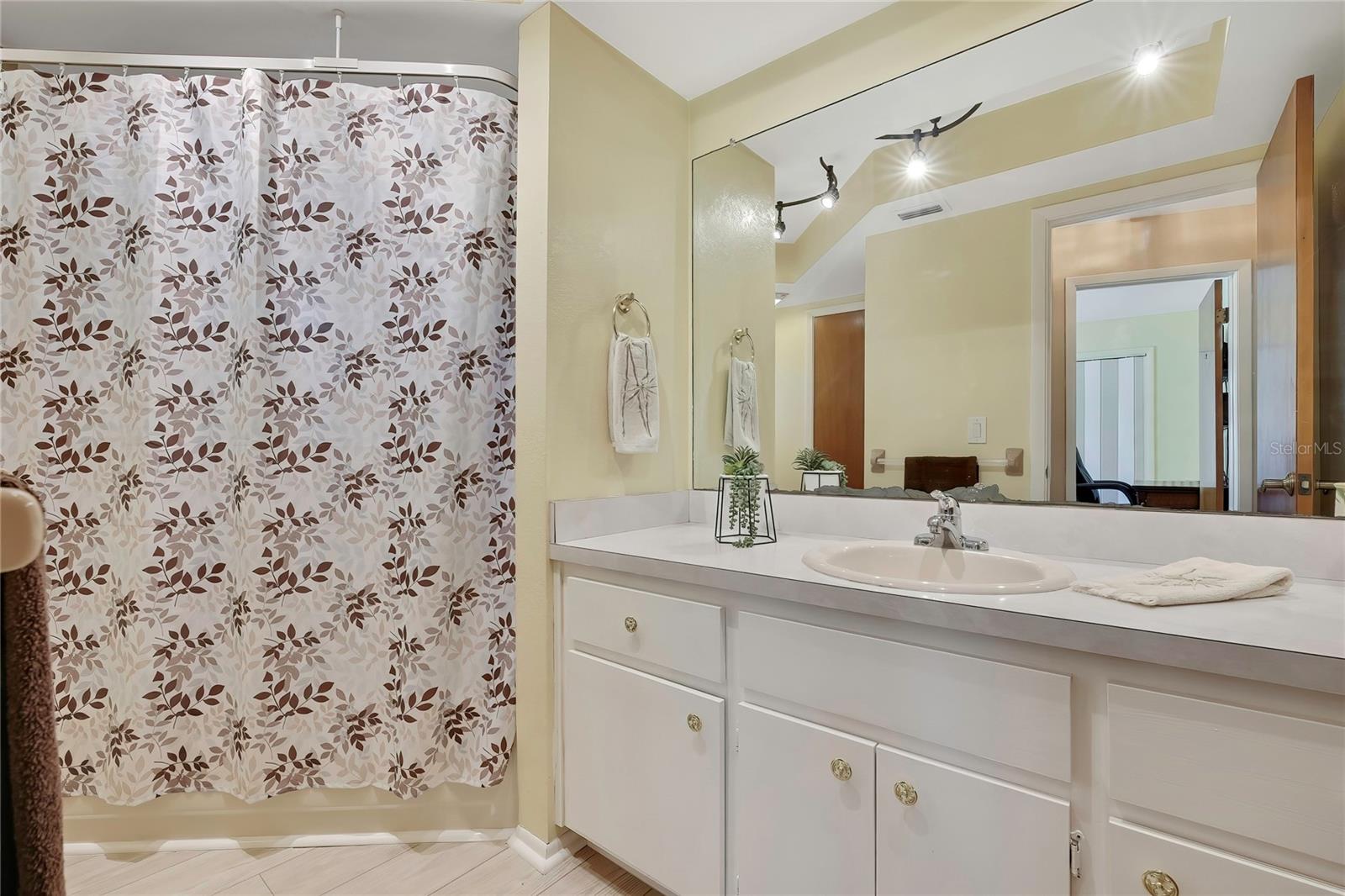 2nd Bathroom tub/shower combo
